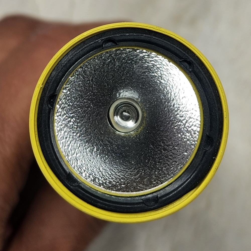 Surefire G2 Flashlight Xenon with 2 CR123A Batteries Nitrolon Yellow - Picture 2 of 5